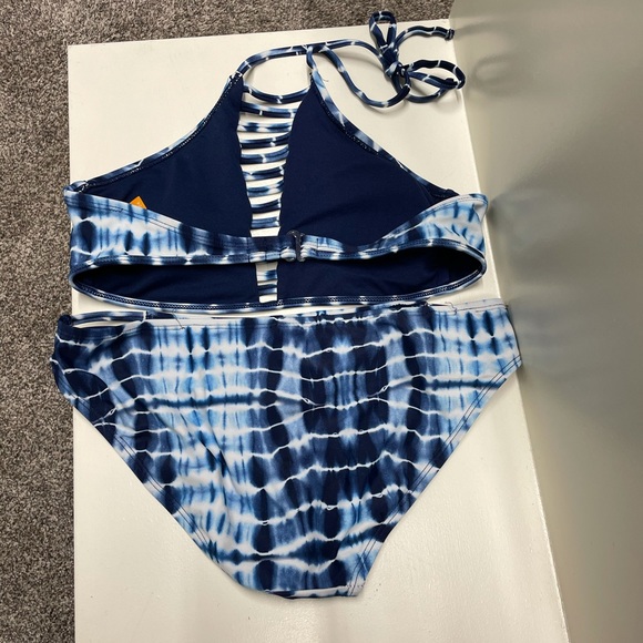 Two bikinis and extra top - Picture 6 of 6